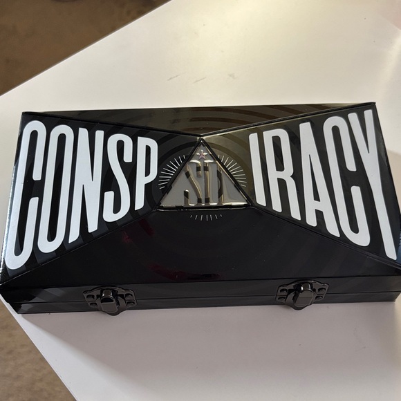 Jeffree Star Conspiracy Eyeshadow Palette - Picture 2 of 3